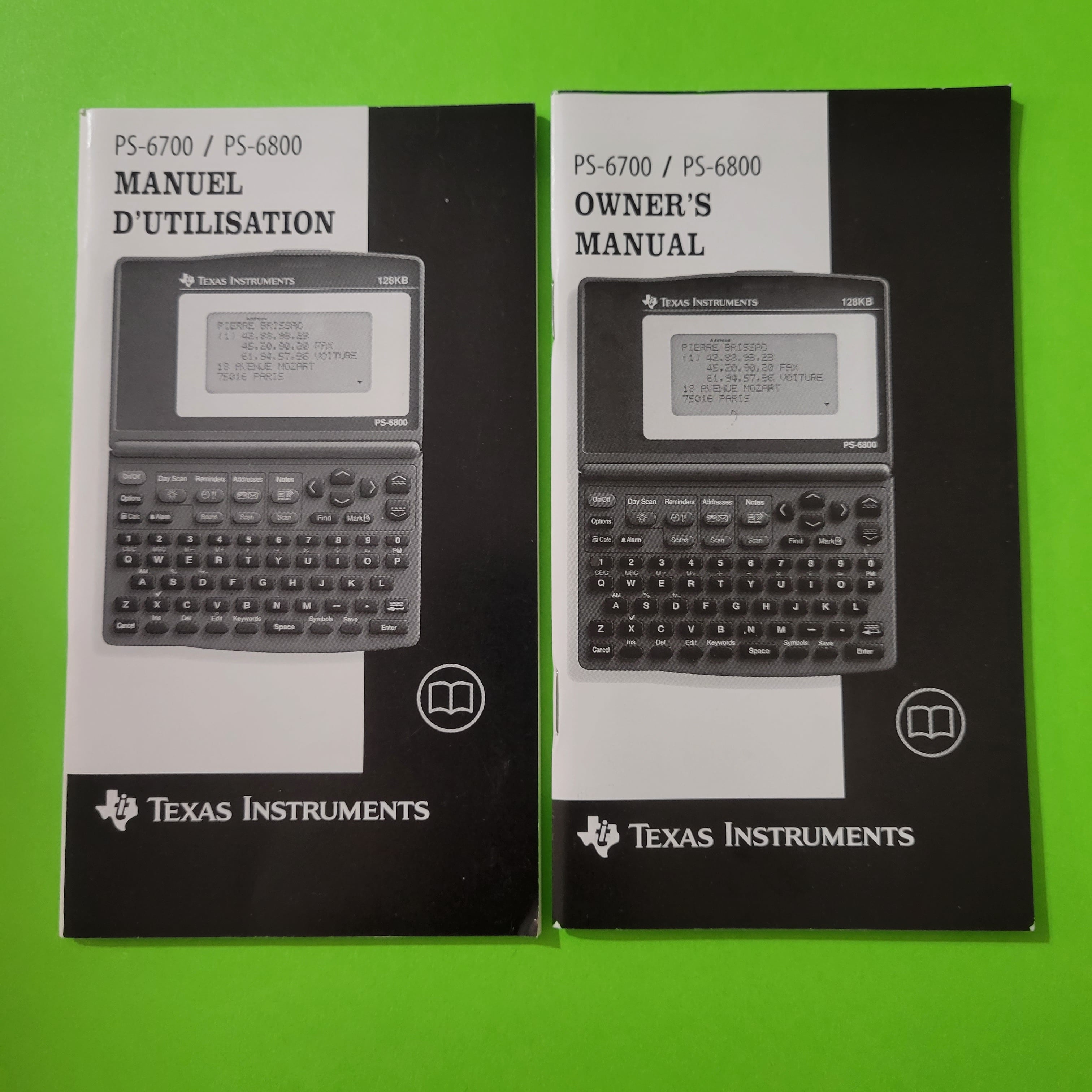 An image of both the french and english manuals for the Texas Instruments PS-6700 personal organizer
